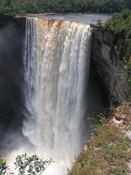 Kaieteur Falls, Guyana, Photo: Merlinthewizard, Wikipedia