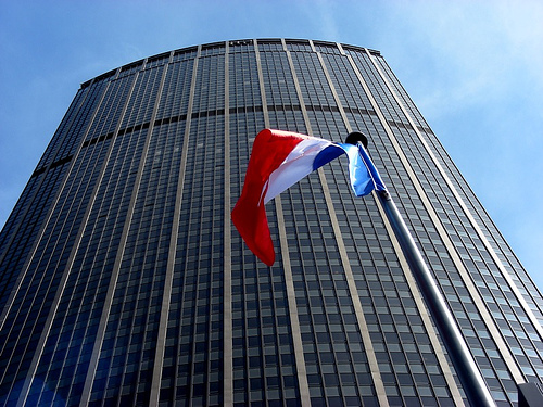 Tour Maine-Montparnasse was designed by Louis Hoym de Marien, Urbain Cassan and Eugène Beaudouin and was build between 1969 and 1972 Campenon Bernard. Photo: http2007, Flickr