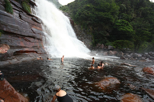 Swimming in the Pond tt the Base of Angel Falls, Photo by César González (Destinos360), Flickr