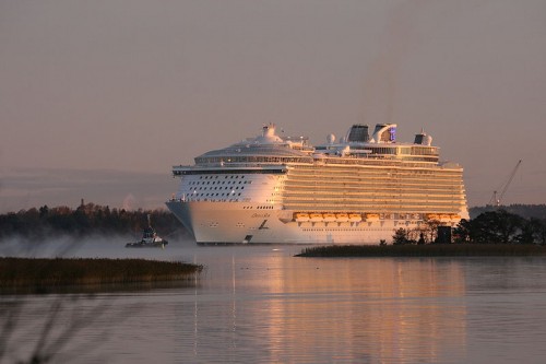 Oasis of the Seas Leaving Shipyard in Turku, Finland After it was Finished, Photo: Zache, Wikipedia