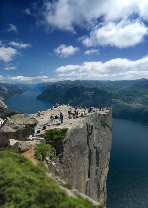 Preikestolen on a Sunny Day in Summer, Photo: Ritchyblack, Wikipedia