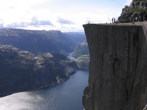 Side View Photo of Preikestolen Pulpit Rock in Norway, Photo: Aconcagua, Wikipedia Side View Photo of Preikestolen Pulpit Rock in Norway, Photo: Aconcagua, Wikipedia