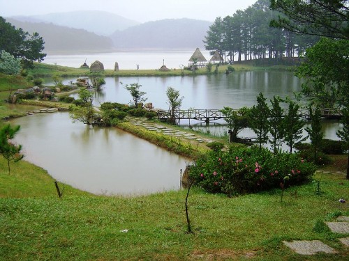 Tuyen Lam Lake in the Highlands of Dalat Hazed in Morning Fog, Photo: Nguyen Tan Phat, Wikipedia