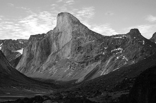 Steep Cliffs of Mount Thor, Photo: Peter Morgan, Wikipedia