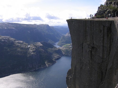 Side View Photo of Preikestolen Pulpit Rock in Norway, Photo: Aconcagua, Wikipedia