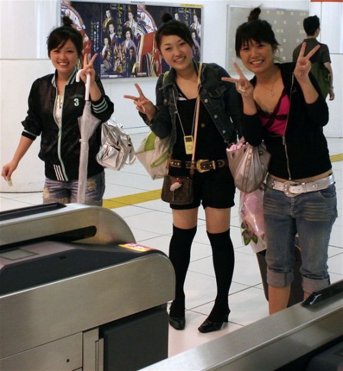 Japanese Girls Making a Victory Gesture that Can Be Offensive in Other Countries, Photo: Chalky Lives, Wikipedia