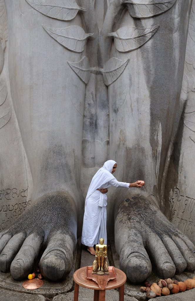 Jain Worshiper Does Abhishek of Feet of Bhagwan Bahubali Gomateswara at Shravanabelagola, Karnataka, India, Photo by Dey.sandip, Wikipedia